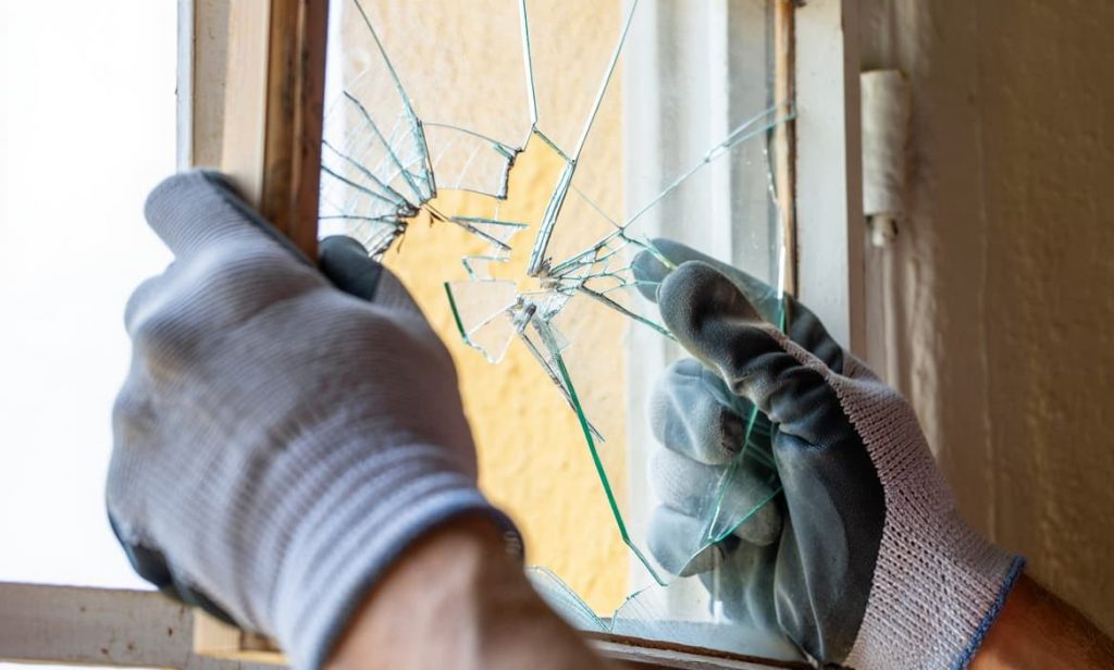 Remplacement vitre cassée 91 Essonne : Dépannage 5j/7 | SANÉ MIROITERIE